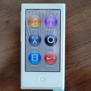 iPod Nano 7th Generation 16 GB Silver